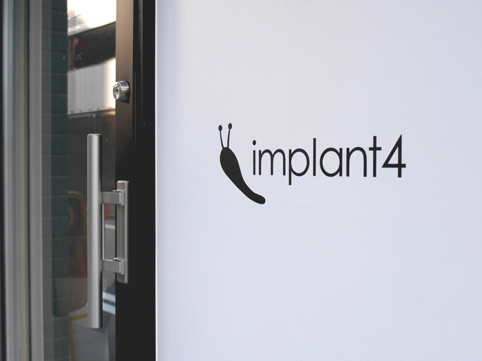 implant4 入口のドア